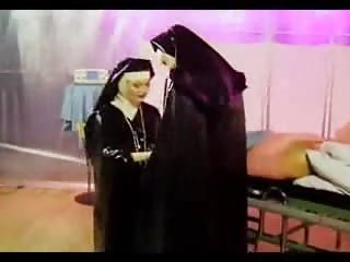 Две подружки сжимают друг друга самый популярный сайт порно