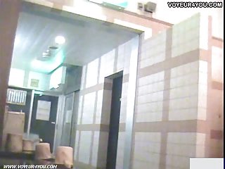 Девушки на выпускном вечере собрались, и, сняв шикарную машину, устроили себе убийственную вечеринку. Громкая музыка и море алкоголя не хватало только парня, который бы популярные порносайты их трахнул. Тогда девушки выбежали на улицу и сдались крестьянину