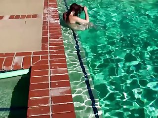 Чувак положил блондинки на самое популярное порно ступеньки и лизнул ее киску