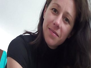 Он пришел, чтобы трахнуть свою грудастую подружку, но она не собирается так быстро дать смотреть хороший фильм порно ему свою киску