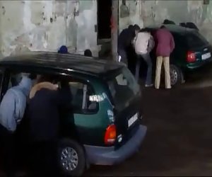 Хорошо сосущий и увлажненный член легко порно видео популярные скользит в киску брюнетки, в бешеном темпе выбивая эту дырочку
