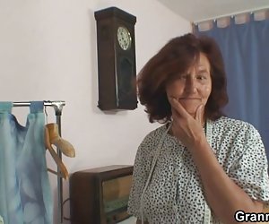 Малышка натянула рубашку, смотреть порно ролики в хорошем качестве бесплатно подползла к мужчине и расстегнула его штаны